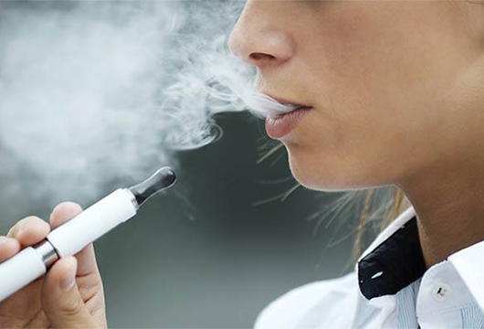 电子烟中的化学香精可能会损害肺功能(1)