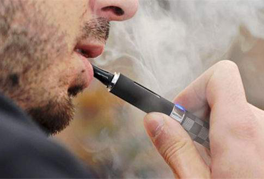 电子烟中的化学香精可能会损害肺功能(1)