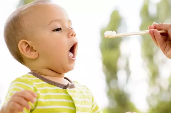 孩子吃饭慢怎么办?该如何解决