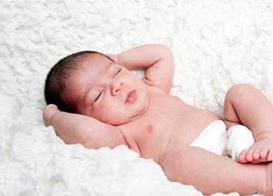 新生儿第一天不吃奶光睡觉怎么办