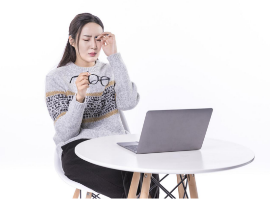 眼睛经常干涩发酸怎么办?叶黄素酯的功效与作用是什么呢