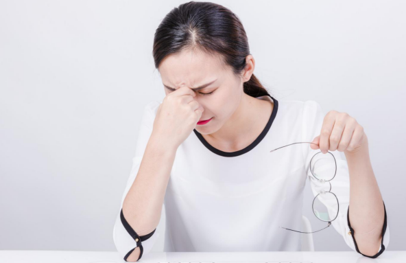 眼睛经常干涩发酸怎么办?叶黄素酯的功效与作用是什么呢